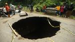 Penampakan Lubang Besar di Jalan Penghubung Brebes-Tegal