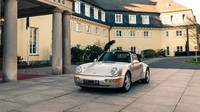 Salah satu mobil yang pernah ia miliki adalah Porsche 911 Type 964 Carrera 2 Convertible Works Turbo Look lansiran 1992. Foto: Istimewa