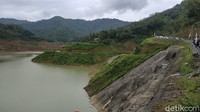 Jokowi pun meminta pemerintah provinsi dan kabupaten memanfaatkannya dengan baik. 