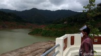 Tak hanya itu, Jokowi meyakini bendungan ini bisa berperan penting untuk pengendalian banjir, irigasi, dan penyediaan air baku dengan volume sekitar 300 liter per detik. 