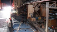Dilansir dari AP, Minggu (14/2/2021), meski tak ada tsunami gempa ini berhasil merusak sejumlah bangunan. Atap bangunan roboh, mobil-mobil penyok di sisi jalan penyok kena timpa bangunan yang hancur. Jun Hirata/Kyodo News via AP.