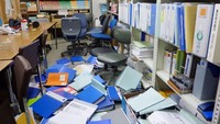 Sejumlah dokumen berjatuhan dari tempat penyimpanan sebuah ruangan perkantoran di kawasan Sendai, Prefektur Miyagi, usai diguncang gempa berkekuatan M 7,3. Kyodo News via AP.
