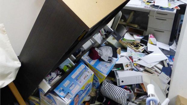 Gempa berkekuatan magnitudo 7,3 gucang sisi timur lepas pantai Fukushima Jepang. Sejumlah kerusakan akibat gempa pun terlihat di kawasan itu. Berikut fotonya.