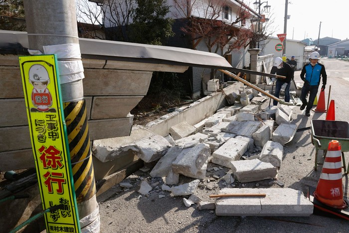 Gempa berkekuatan magnitudo 7,3 gucang sisi timur lepas pantai Fukushima Jepang. Sejumlah kerusakan akibat gempa pun terlihat di kawasan itu. Berikut fotonya.