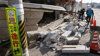 Dikabarkan usai menerima informasi terkait gempa yang menggucang kawasan Fukushima, Pusat krisis langsung didirikan di sana. Sejauh ini ada 4 orang yang terdata mengalami luka dan tak ada laporan korban luka berat.  Jun Hirata/Kyodo News via AP.