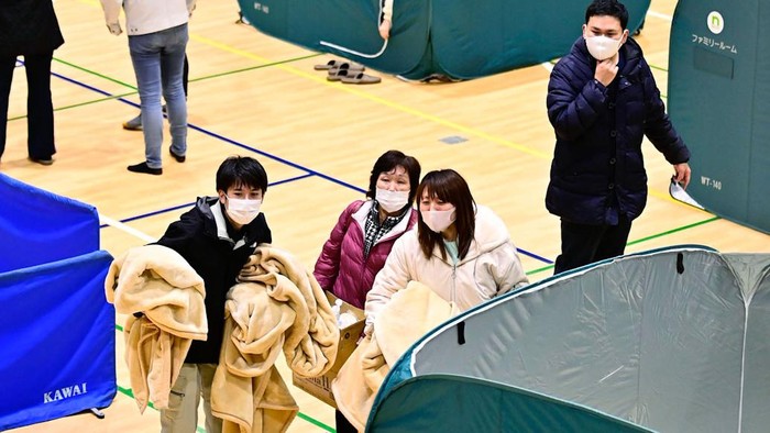 Gempa berkekuatan magnitudo 7,3 gucang sisi timur lepas pantai Fukushima Jepang. Sejumlah kerusakan akibat gempa pun terlihat di kawasan itu. Berikut fotonya.