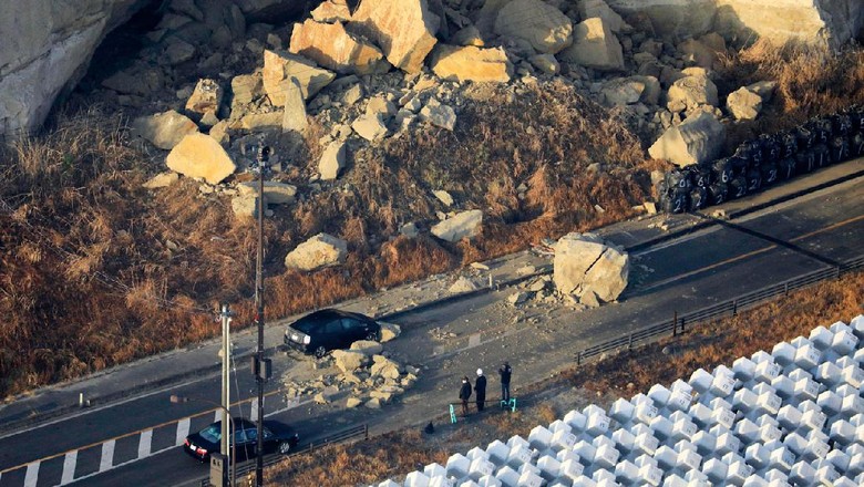 Potret Dampak Kerusakan Akibat Gempa M 7,3 Guncang Jepang Gempa berkekuatan magnitudo 7,3 gucang sisi timur lepas pantai Fukushima Jepang. Sejumlah kerusakan akibat gempa pun terlihat di kawasan itu. Berikut fotonya.