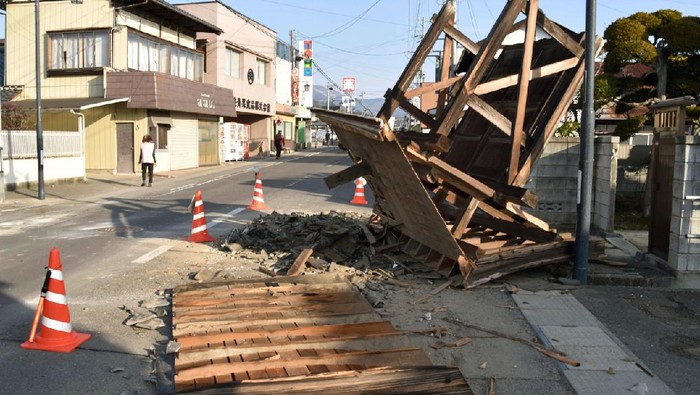 Potret Dampak Kerusakan Akibat Gempa M 7,3 Guncang Jepang Gempa berkekuatan magnitudo 7,3 gucang sisi timur lepas pantai Fukushima Jepang. Sejumlah kerusakan akibat gempa pun terlihat di kawasan itu. Berikut fotonya.