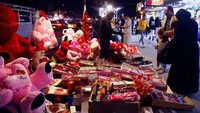 Dilansir dari AP, sebagian warga Irak turut merayakan hari kasih sayang. Di momen itu, tak sedikit warga yang membeli bunga hingga boneka untuk diberikan kepada orang terdekat saat Valentine. AP Photo/Hadi Mizban.