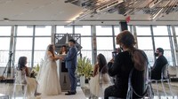 Sepasang pengantin melangsungkan pernikahan di Empire State Building, New York, pada Sabtu (13/2/2021) waktu setempat. AP Photo/Brittainy Newman. 
