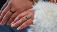 Bulan Februari kerap disebut sebagai bulan yang penuh cinta. Tak heran, sejumlah pasangan memilih untuk melangsungkan pernikahan di bulan tersebut dan bertepatan dengan momen hari kasih sayang atau Valentine. AP Photo/Brittainy Newman.