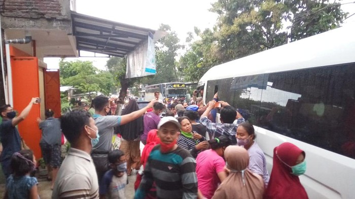 Presiden Jokowi saat berziarah ke makam orang tuanya di Mundu, Karanganyar, Minggu (14/2/2021)