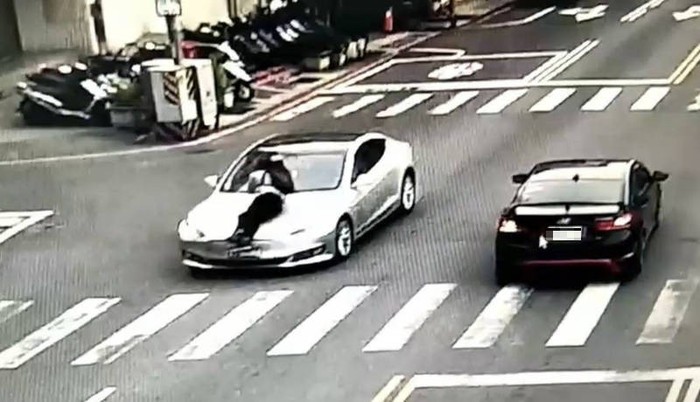 Pria Ini Diseret di Kap Mobil GFara-gara Masalah Parkir
