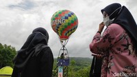 Selain pemandangan dan suasana sejuk ala pegunungan, di tempat ini terdapat balon udara besar yang dijadikan spot foto.  