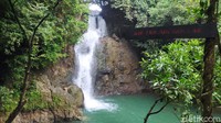 Ada air terjun yang cantik juga di sana. Total air terjun yang bisa terlihat dari tempat itu mencapai belasan. Hanya saja, sejumlah air terjun itu belum dikelola dan akses kesana sangat sulit. 