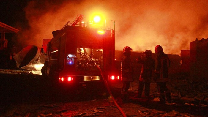 Lebih dari 500 truk bahan bakar dan gas alam terbakar di kawasan perbatasan Iran-Afghanistan. Sedikitnya 7 orang terluka akibat insiden tersebut.