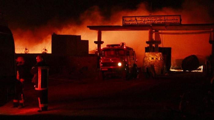 Ratusan Truk Gas Alam Terbakar di Perbatasan Iran-Afghanistan Lebih dari 500 truk bahan bakar dan gas alam terbakar di kawasan perbatasan Iran-Afghanistan. Sedikitnya 7 orang terluka akibat insiden tersebut.