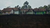 Hujan deras mengakibatkan tebing sepanjang 500 meter longsor hingga menimbun area persawahan milik warga seluas tiga hektare dan sebanyak sembilan rumah terdampak serta 42 rumah lainnya terancam.