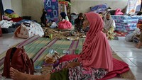 Sejumlah warga mengungsi akibat tanah longsor di Desa Karyamekar, Cilawu, Kabupaten Garut, Jawa Barat. 