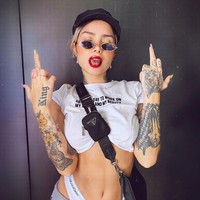 Tak sampai di situ, penampilan Ray jadi sensasi karena dia berani melakukan prosedur membelah lidah.  Foto: dok. Instagram