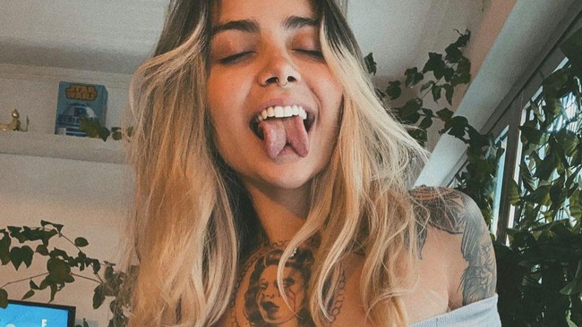 Model bertato Ray Matto terkenal dengan seni di tubuhnya. Tak hanya menyukai tato, model asal Brazil itu pun jadi sorotan karena punya lidah yang terbelah hasil dari prosedur modifikasi tubuh.  Foto: dok. Instagram
