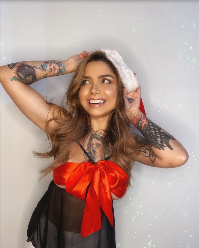 Meski begitu wanita 24 tahun itu adalah penggemar tato yang identik dengan karya seni tubuh yang digandrungi pria.  Foto: dok. Instagram