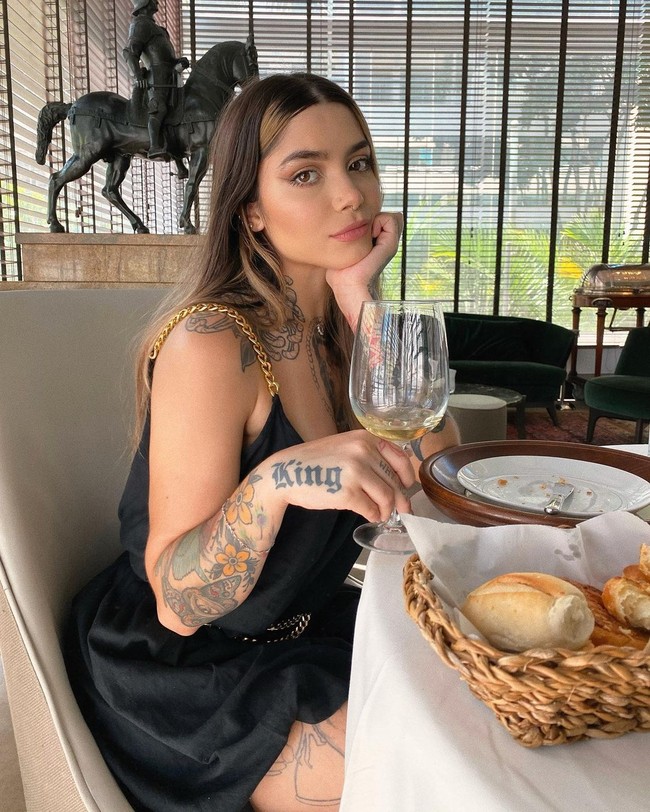 Wanita berambut panjang itu memiliki puluhan tato mulai dari tato kupu-kupu, singa dan kaligrafi di tangannya. Ray sudah memiliki tato sejak ia remaja.  Foto: dok. Instagram