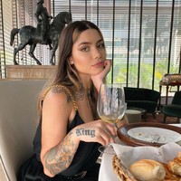 Wanita berambut panjang itu memiliki puluhan tato mulai dari tato kupu-kupu, singa dan kaligrafi di tangannya. Ray sudah memiliki tato sejak ia remaja.  Foto: dok. Instagram