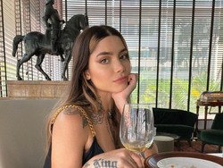 8 Penampilan Ekstrem Model Bertato yang Lakukan Prosedur Pembelahan Lidah