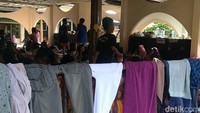 Diketahui, banjir yang merendam kawasan Pekalongan selama sepekan ini berangsur surut. Meski begitu, saat ini tercatat masih ada 1.407 jiwa yang mengungsi akibat banjir di Kota Pekalongan. Robby Bernardi/Detikcom.