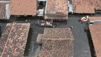 Arga menyebut pihaknya saat ini memantau 19 pompa air untuk menyedot banjir di Kota Pekalongan. Selain itu, pihaknya juga memantau ketinggian air dan kondisi pengungsian warga. Untuk diketahui, wilayah yang dilaporkan masih tergenang air di Kecamatan Pekalongan Barat yakni di Kelurahan PKK dengan ketinggian air 30-70 cm, dan Kelurahan Tirto dengan ketinggian air 10-50cm. Kemudian di wilayah Pekalongan Utara ada tujuh kelurahan yang masih tergenang. Istimewa/Dok. Kodim 0710 Pekalongan.