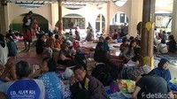 Sejumlah warga terdampak banjir mengungsi di Masjid Al-Karomah, Tirto, Pekalongan Barat, Jawa Tengah, Minggu (14/2/2021). Robby Bernardi/Detikcom.
