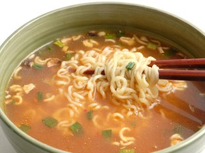 Sering Makan Mie Instan Kena Tumor Payudara hingga Tips Diet Para Artis Korea