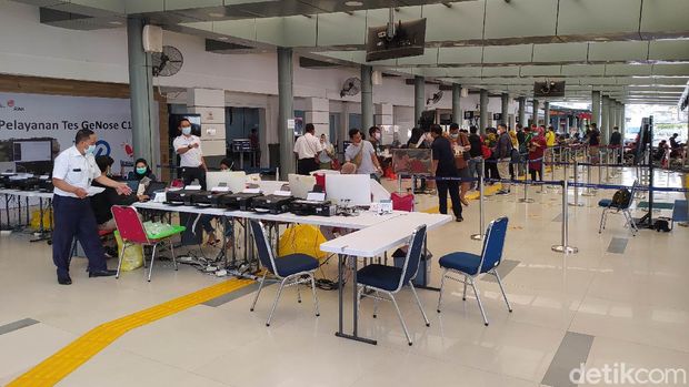 Suasana arus balik di Stasiun Pasar Senen, Jakarta (Adhyasta Dirgantara/detikcom)
