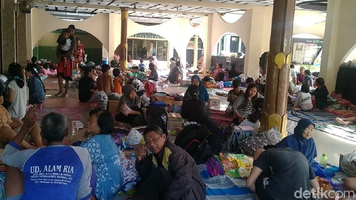 Suasana pengungsian di Masjid Al-Karomah, Tirto, Pekalongan Barat, Minggu, 14/02/2021