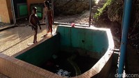 Uniknya lagi, ketiga rasa air pada sumur baru terasa saat air laut surut. (Abdy Febriady/detikcom)