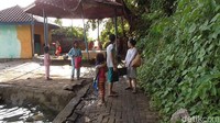 Konon katanya, sumur ini juga bisa mendatangkan jodoh bagi yang mandi di sana. (Abdy Febriady/detikcom)