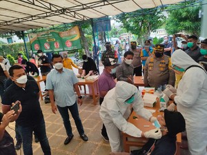 Cegah COVID, Polisi Gelar Swab Antigen Gratis di Kampung Tangguh Tangsel