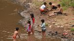 Foto: Nostalgia Masa Kecil, Main Air Seru di Sungai Cikapundung