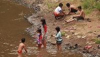 Bagi traveler yang mengajak anak-anak ke obyek wisata ini bisa langsung bermain air bahkan berenang, karena aliran sungai yang ada di kawasan Teras Cikapundung cukup dangkal. (Wisma Putra/detikTravel)