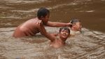 Foto: Nostalgia Masa Kecil, Main Air Seru di Sungai Cikapundung
