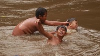 Kita juga bisa bernostalgia semasa kecil, dengan bermain air di aliran sungai ini. Tak jarang, para pengunjung pun mengajak anak-anaknya untuk bermain air dan berenang di aliran sungai tersebut. (Wisma Putra/detikTravel)