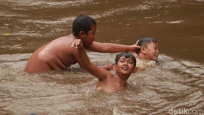 Foto: Nostalgia Masa Kecil, Main Air Seru di Sungai Cikapundung