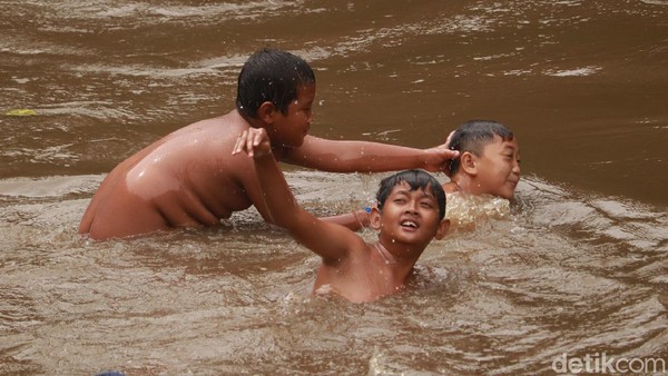 Kita juga bisa bernostalgia semasa kecil, dengan bermain air di aliran sungai ini. Tak jarang, para pengunjung pun mengajak anak-anaknya untuk bermain air dan berenang di aliran sungai tersebut. (Wisma Putra/detikTravel) Kita juga bisa bernostalgia semasa kecil, dengan bermain air di aliran sungai ini. Tak jarang, para pengunjung pun mengajak anak-anaknya untuk bermain air dan berenang di aliran sungai tersebut. (Wisma Putra/detikTravel)