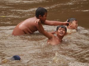 Foto: Nostalgia Masa Kecil, Main Air Seru di Sungai Cikapundung