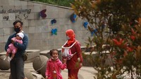 Salah satu pengunjung, Iwan Sukriawan (38) mengajak anaknya bermain ke Teras Cikapundung. Tak hanya bermain, Iwan juga ingin memberi edukasi kepada anak-anaknya agar mengenal alam dan menjaga pepohonan jangan sampai ditebang. (Wisma Putra/detikTravel)