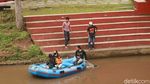 Foto: Nostalgia Masa Kecil, Main Air Seru di Sungai Cikapundung