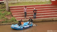 Qori (43), pengunjung lainnya menyebut keberadaan Sungai Cikapundung yang melintas disepanjang wilayah Kota Bandung harus dijaga. Jangan sampai kotor, apalagi membuang sampah ke aliran sungai, ujar Qori. (Wisma Putra/detikTravel)