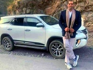 Gara-gara The Great Khali, Fortuner Jadi Kelihatan Kecil Banget