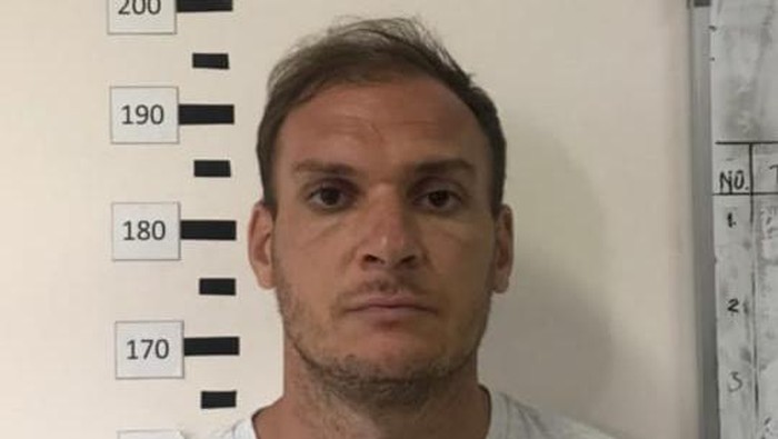 Warga negara asing (WNA) asal Rusia, Andrew Ayer alias Andrei Kovalenka, kabur dari Kantor Imigrasi Kelas I Khusus TPI Ngurah Rai, Badung, Bali